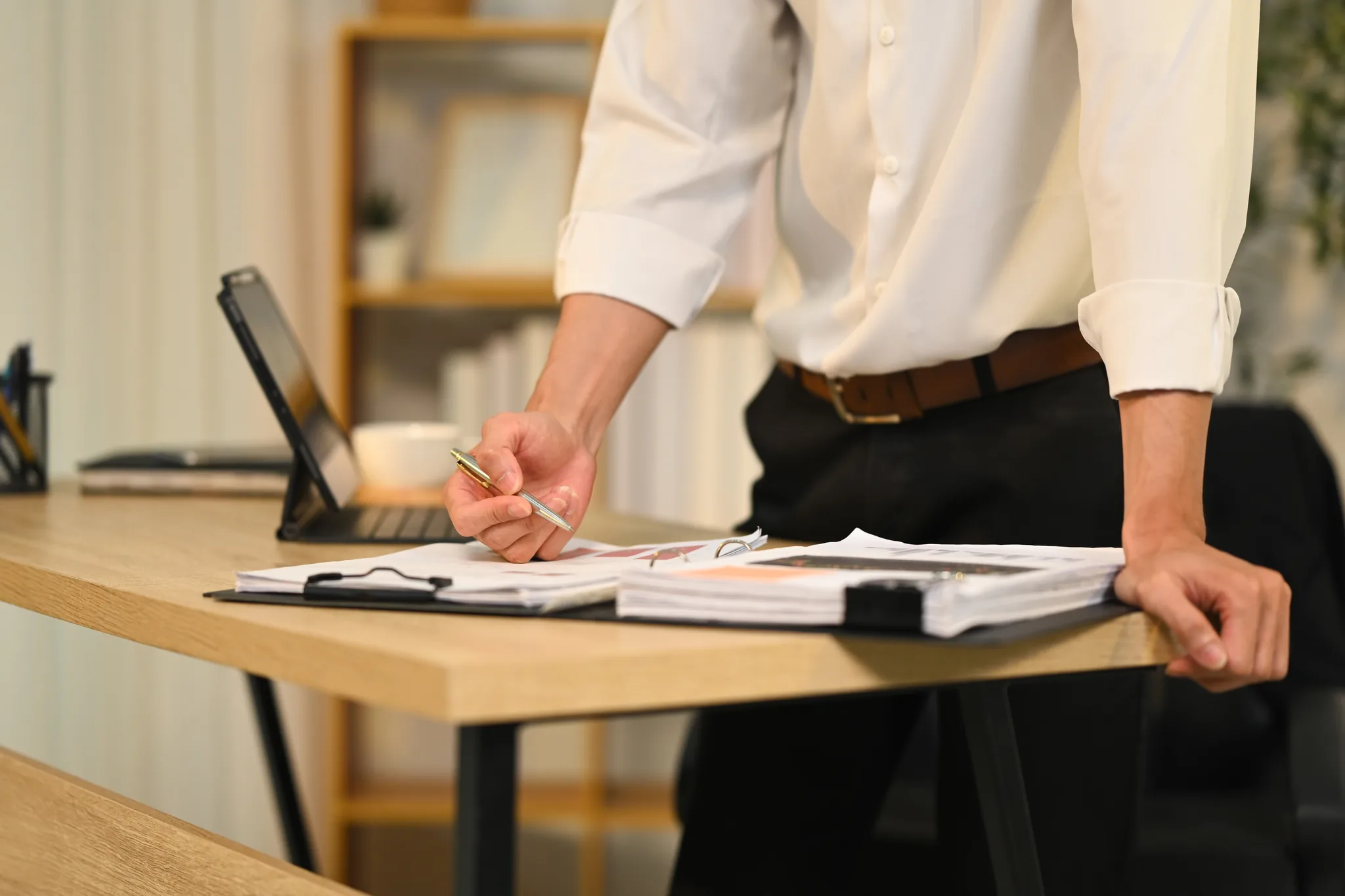 Chef förbereder beslut och förhandling vid skrivbord med anteckningar och
dokument.
