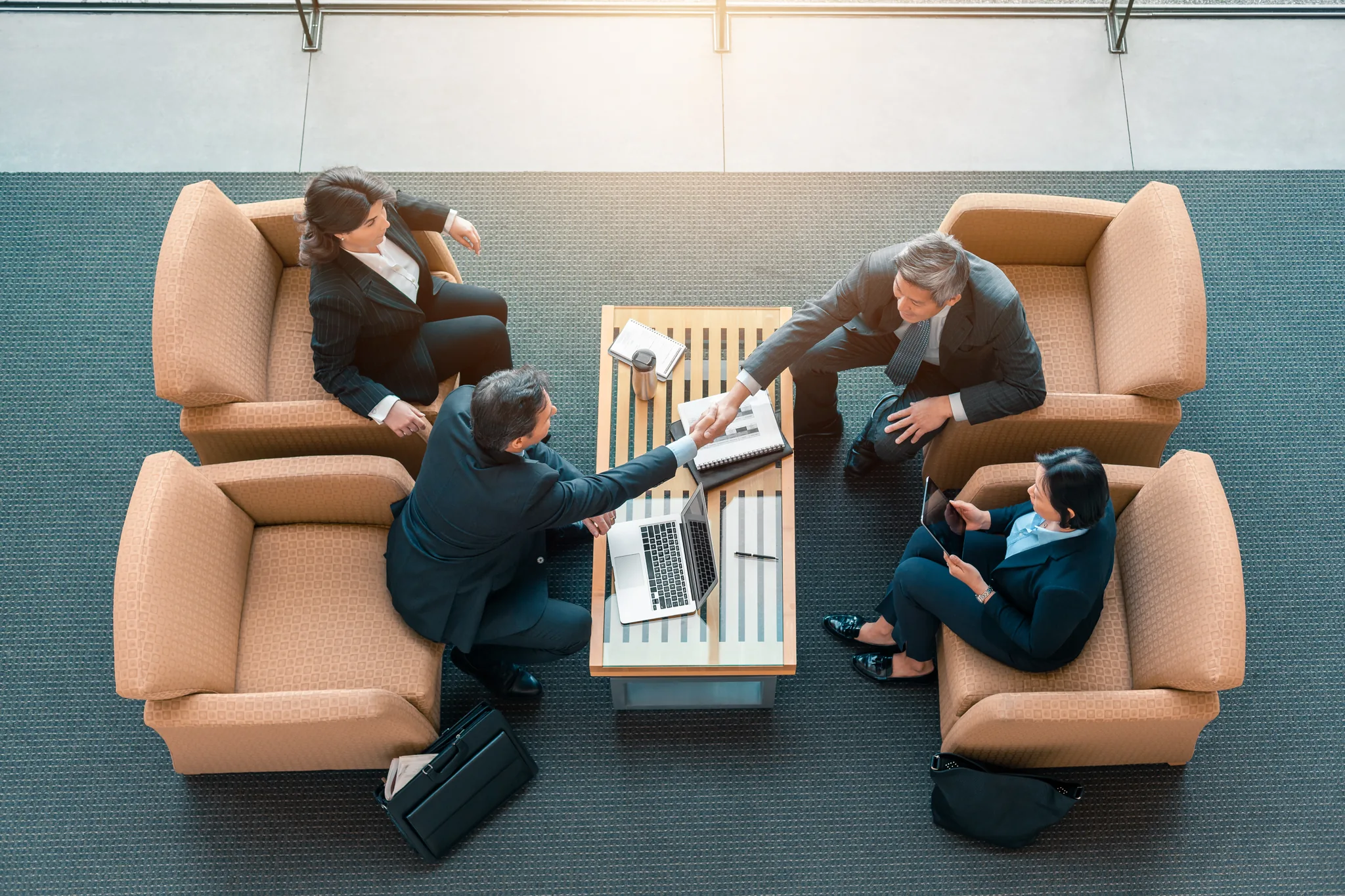 Deltagare diskuterar strategi och nästa steg i en affärsförhandling.