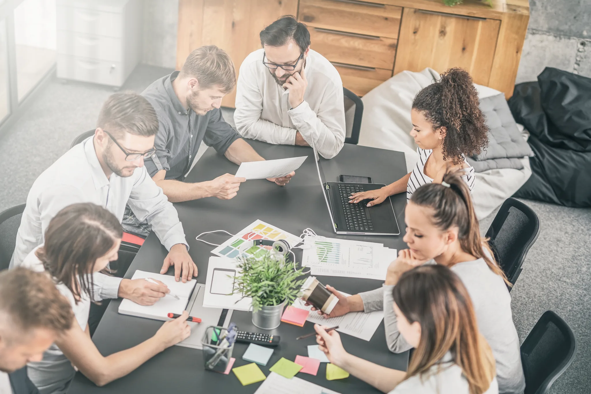 Deltagare diskuterar strategi och scenarier under workshop i förhandlingsteknik.