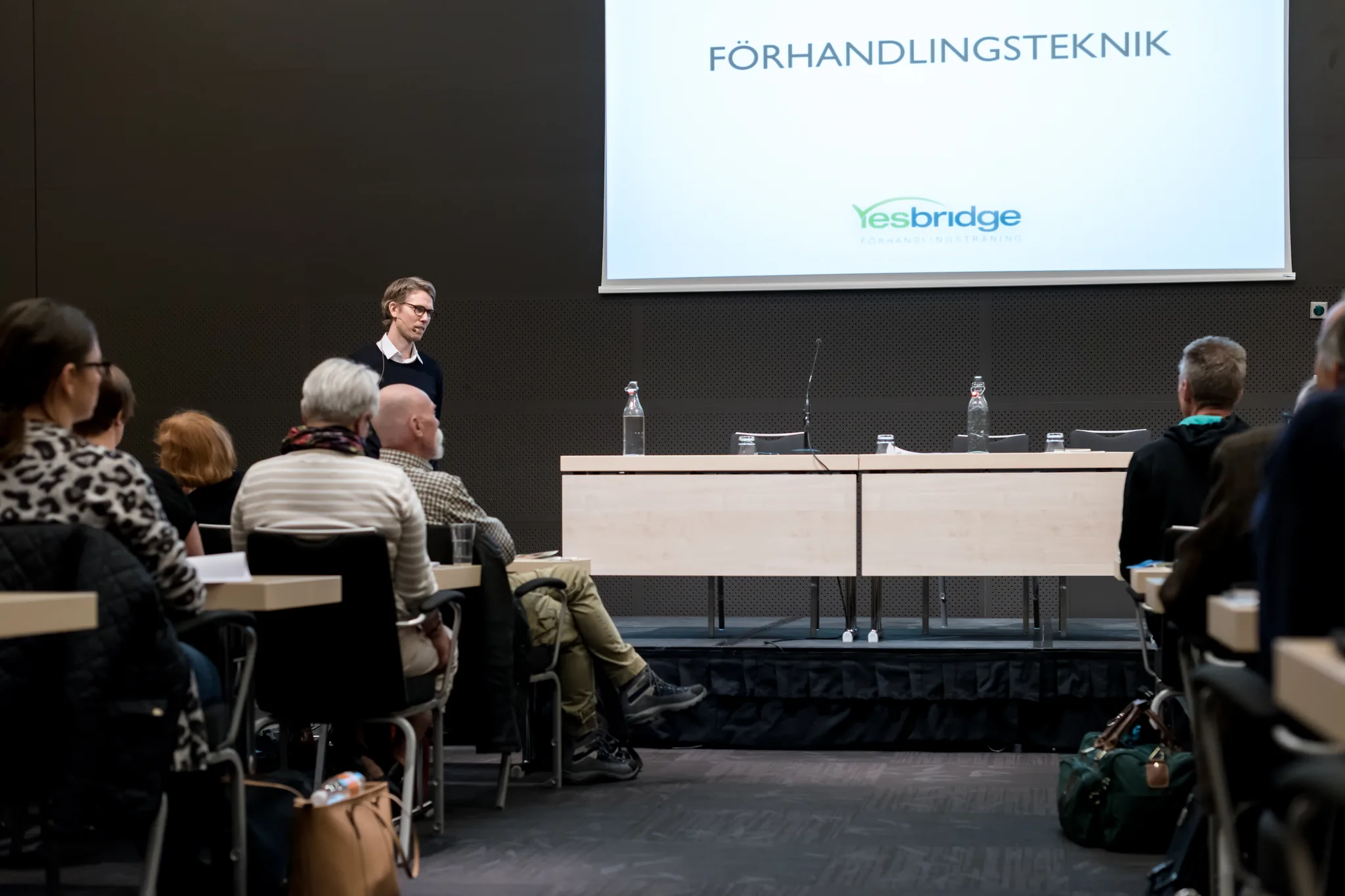Joakim Aare håller föreläsning i förhandlingsteknik för deltagare hos Yesbridge.