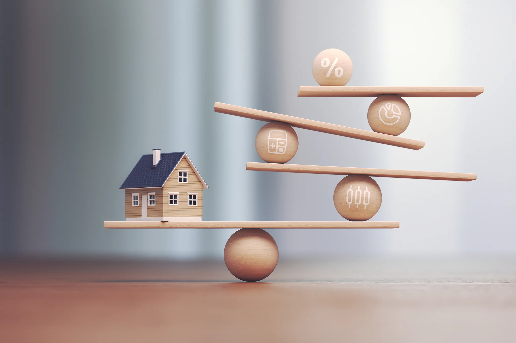 Trähus och träklot balanserade på en våg mot suddig bakgrund – en visuell metafor för balans, värde och strategi i fastighetsmäklarens förhandling och kundkommunikation.