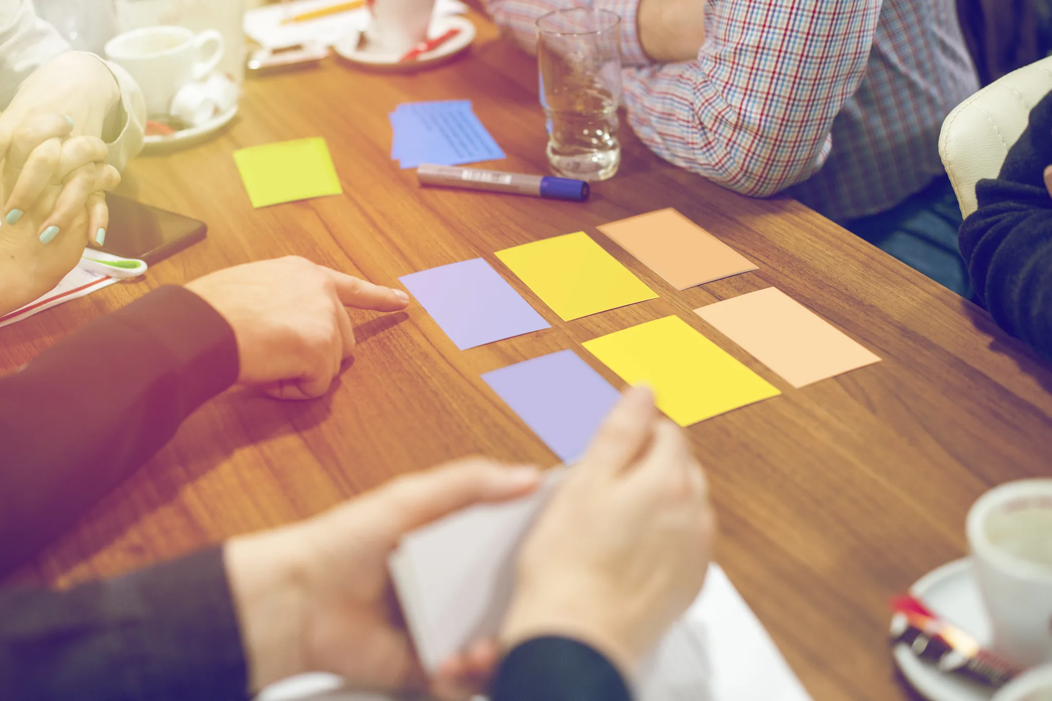 Deltagare planerar affärsstrategi med post-it-lappar under fortsättningskurs i
säljteknik.