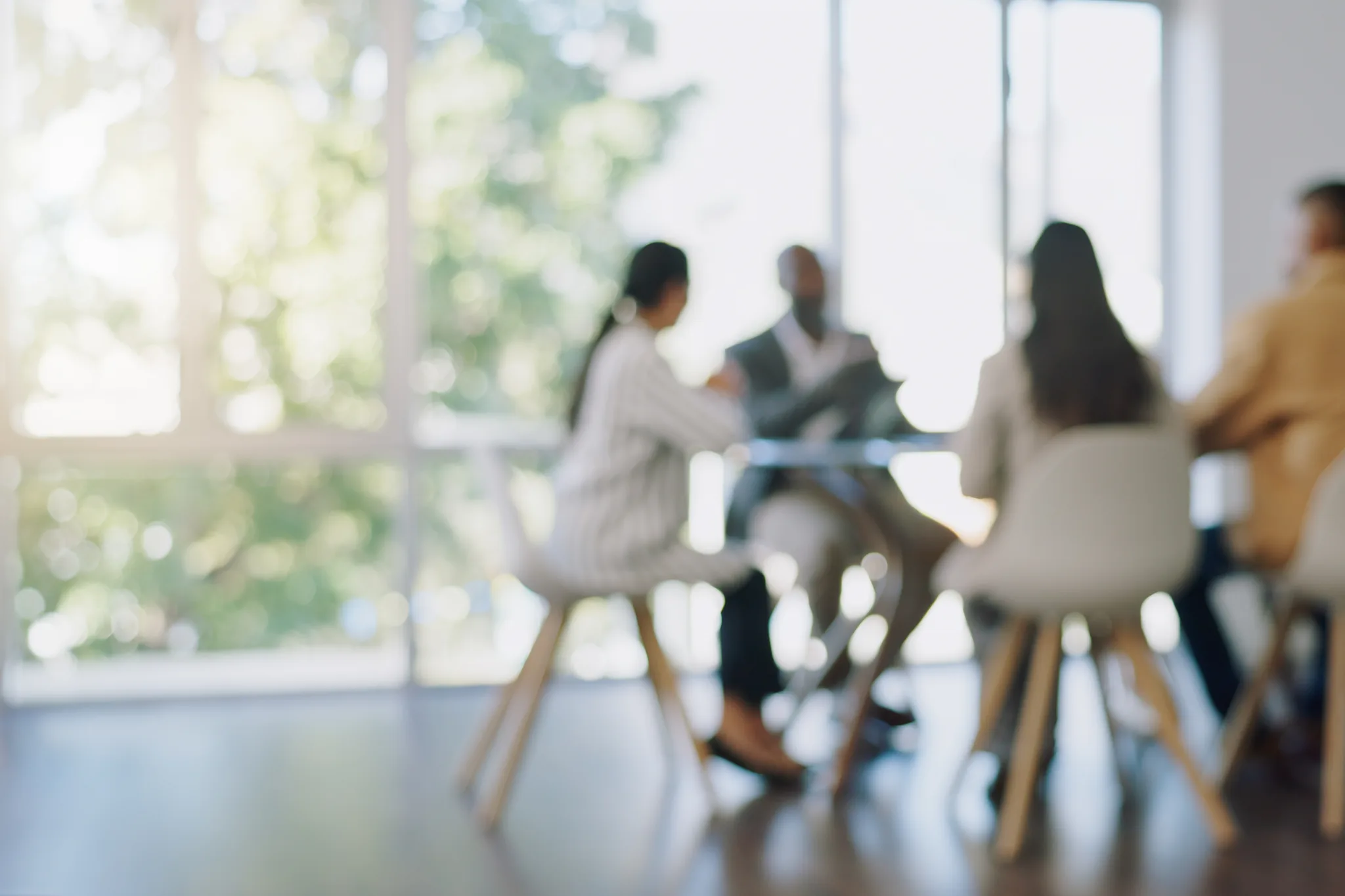 Grupp i möte runt ett bord – illustration av säljträning och diskussion om
kunddialoger.