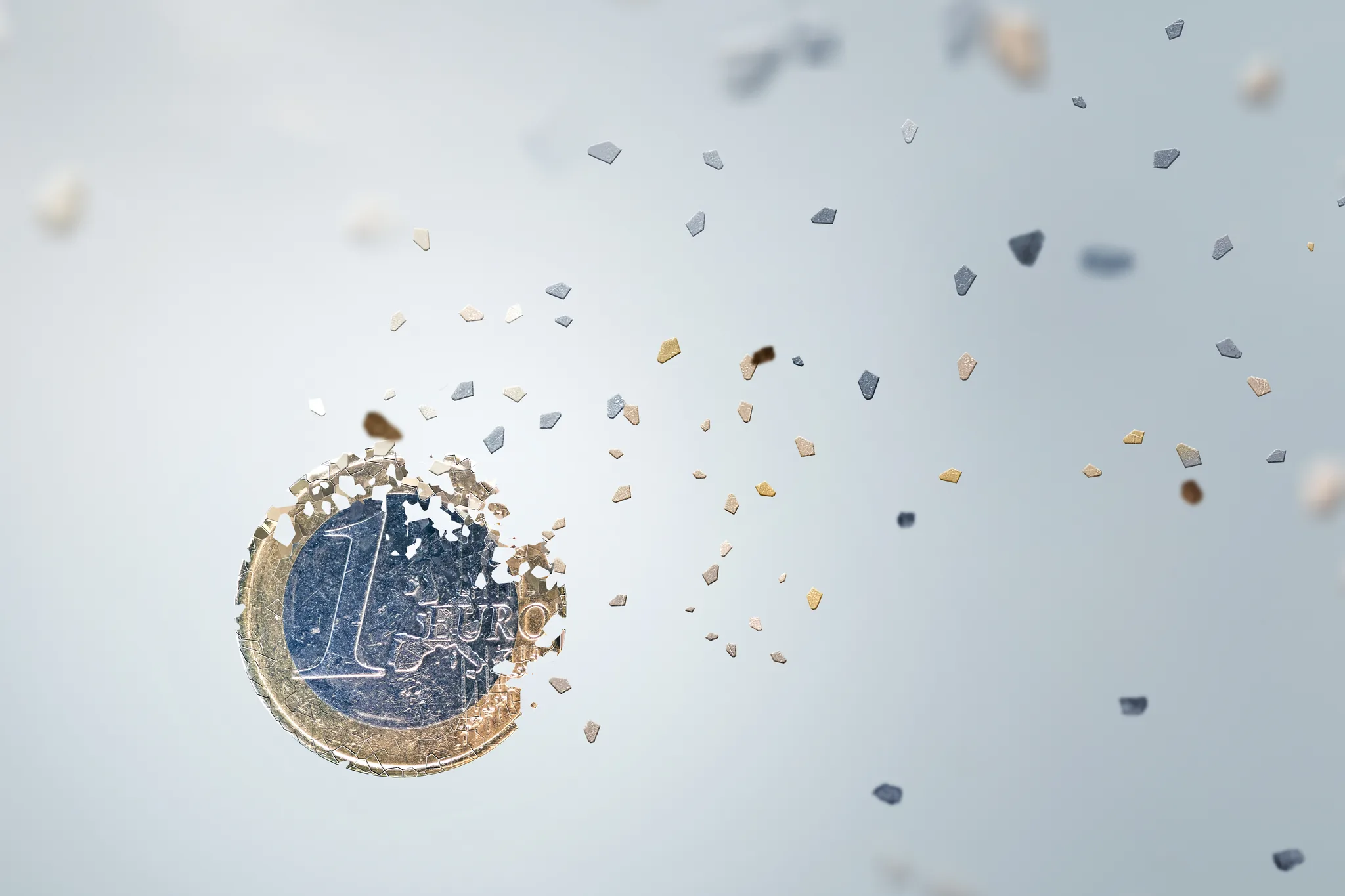 Euromynt som spricker i bitar – symbol för inflation och ekonomiska argument i en förhandling.