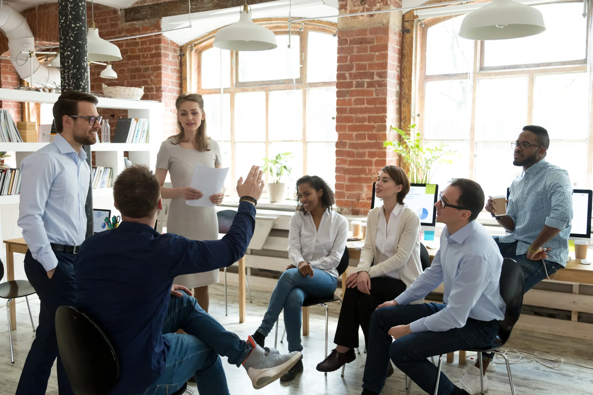 Inköpare diskuterar leverantörsvillkor och strategi under kurs i affärsförhandling.