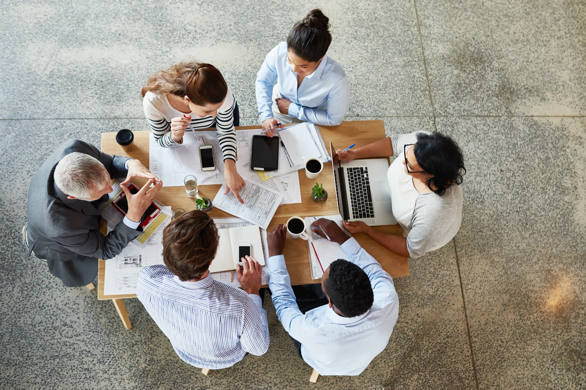 Personer diskuterar lösningar och samarbete under möte om konfliktlösning i
förhandling.
