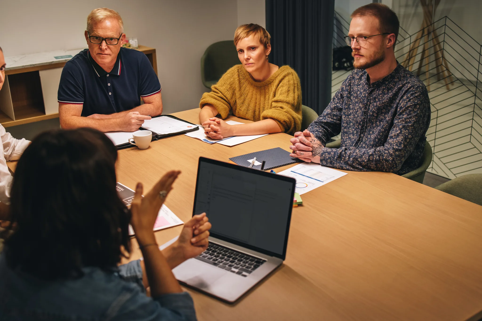 HR och arbetsgivare diskuterar villkor och lösningar under en partsförhandling.
