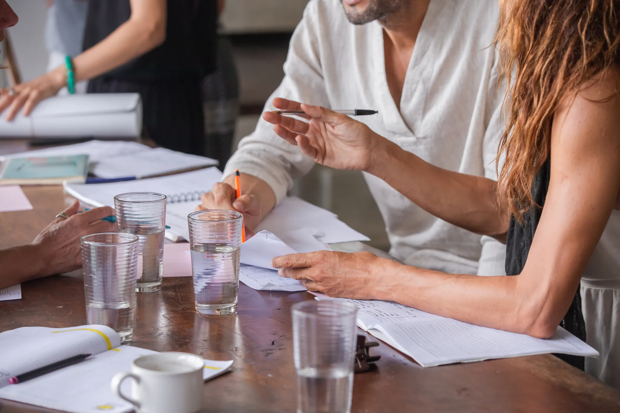 Grupp diskuterar under en övning vid runt bord under säljträning – praktisk workshop
i säljteknik.