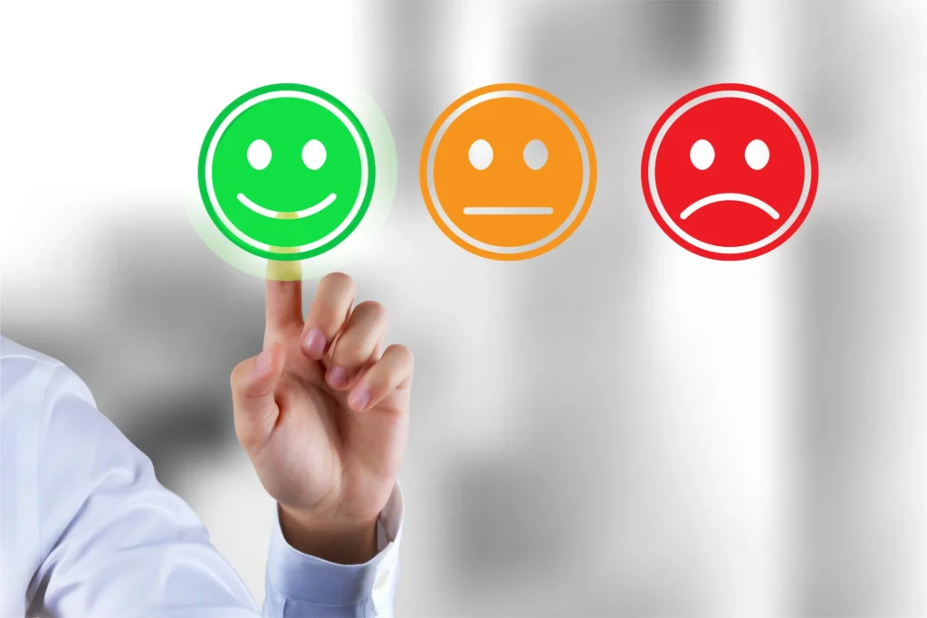 Person som väljer ett positivt kundomdöme, illustration för kurs i säljande service.