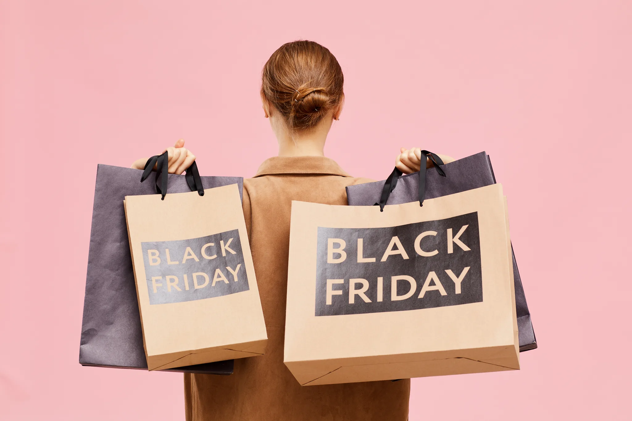 Person med shoppingpåsar märkta Black Friday – illustration av säljpsykologi och hur kampanjer påverkar beslut i köp och förhandling.