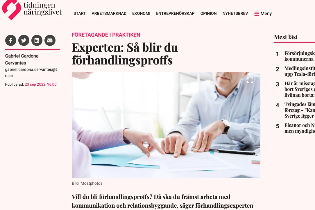 Två personer granskar avtal vid ett möte i dagsljus. Fokus ligger på dialog och analys – centrala färdigheter i professionell förhandling. Perfekt exempel på kompetens som utvecklas i Yesbridge förhandlingsutbildningar..