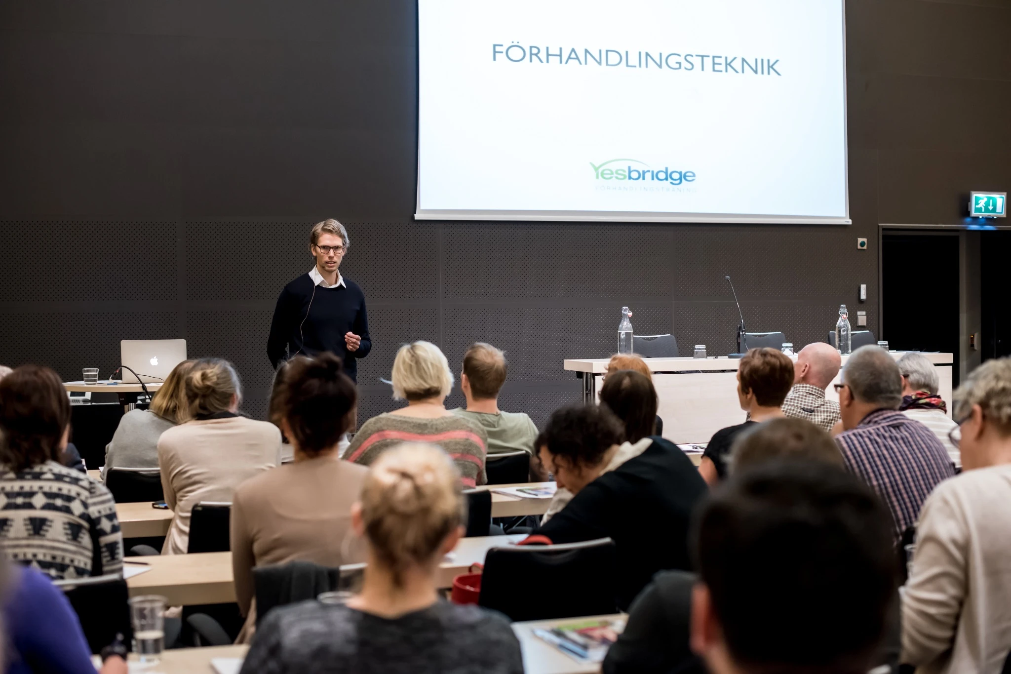 Utbildning i förhandlingsteknik med föreläsare och deltagare i kurs.
