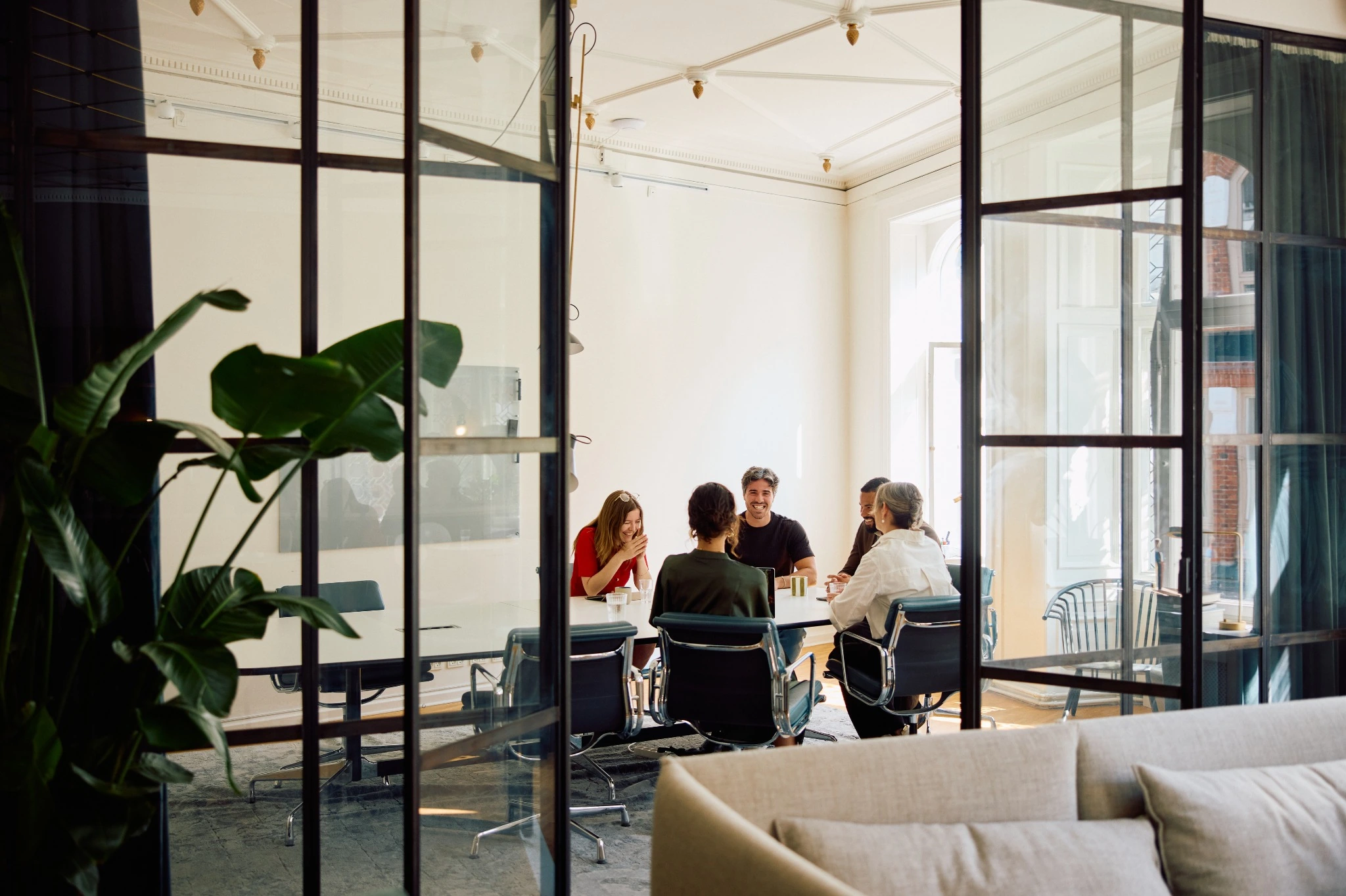 Deltagare diskuterar i mindre grupp under öppen utbildning och erfarenhetsutbyte mellan organisationer.